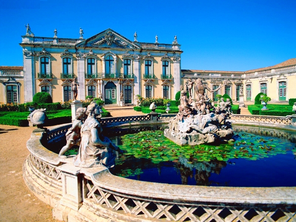 Дворец Келуш (порт. Palácio Nacional de Queluz; известен также как Национальный дворец) — дворец португальских королей